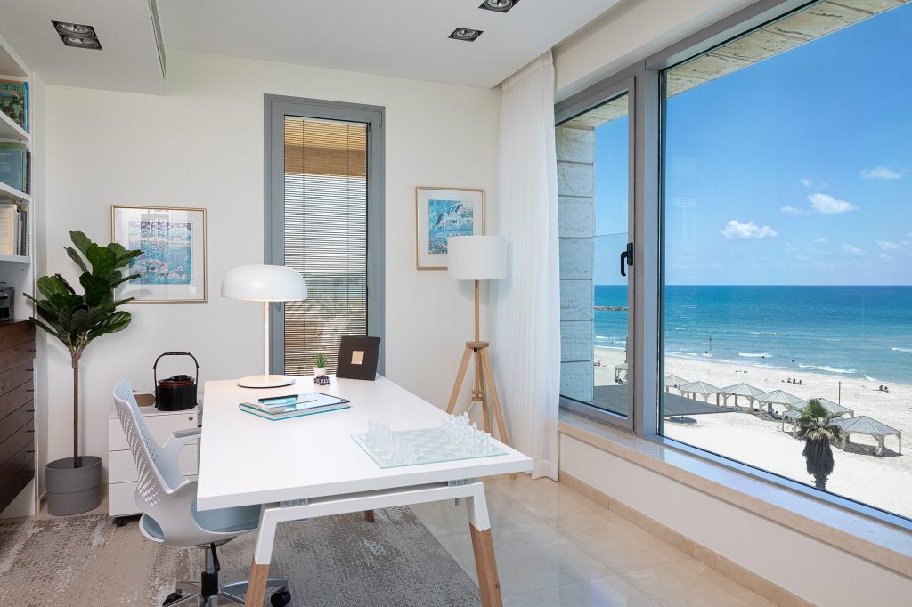 משרד ביתי בדירה מרהיבה מול הים למכירה בתל אביב. צילום סותביס ישראל נדלן